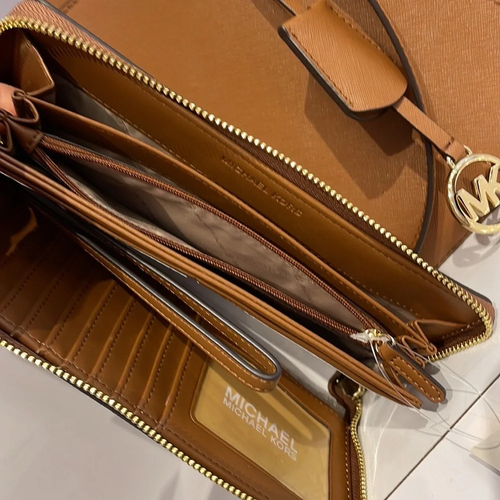 MICHAEL KORS LARGE TRAVEL CONTINENTAL WRISTLET WALLET PHONEHOLDER Luggag… - Picture 11 of 16